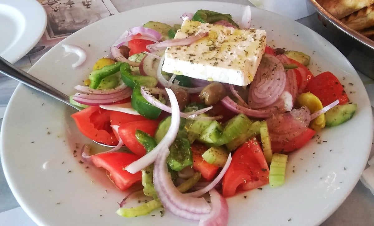 Tradiční řecký venkovský salát horiatiki s rajčaty, okurkou, olivami a sýrem feta