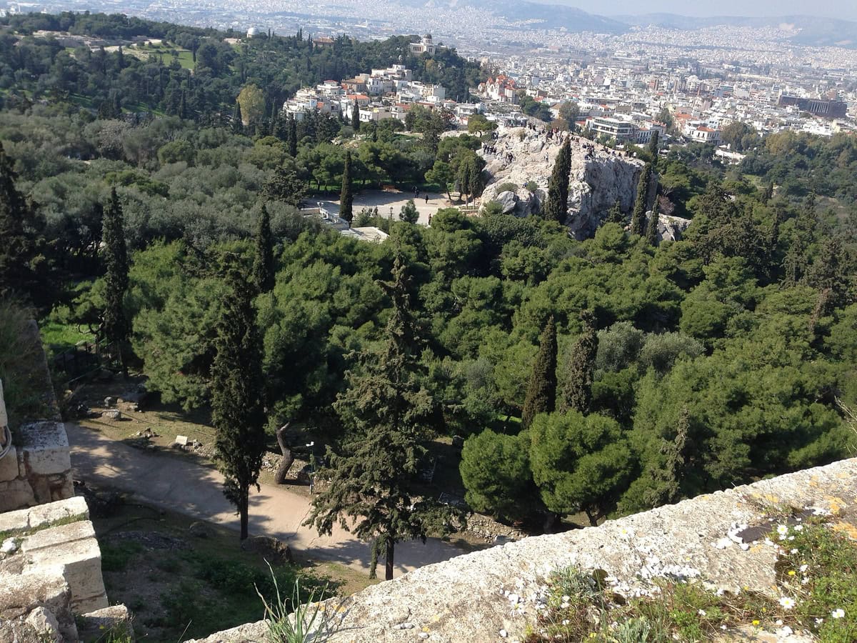 Panoramatický pohled na Atény z Akropole mimo hlavní sezónu s rozlehlým městem až k moři
