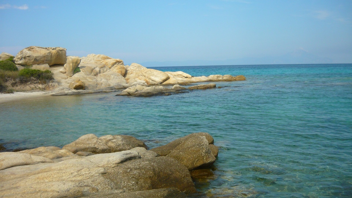 Tyrkysová laguna pláže Karidi u Vourvourou na poloostrově Sithonia