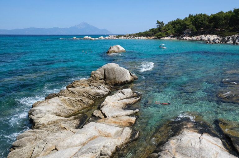 Skalnaté zátoky a průzračné moře pláže Kavourotrypes (Orange Beach) na Sithonii