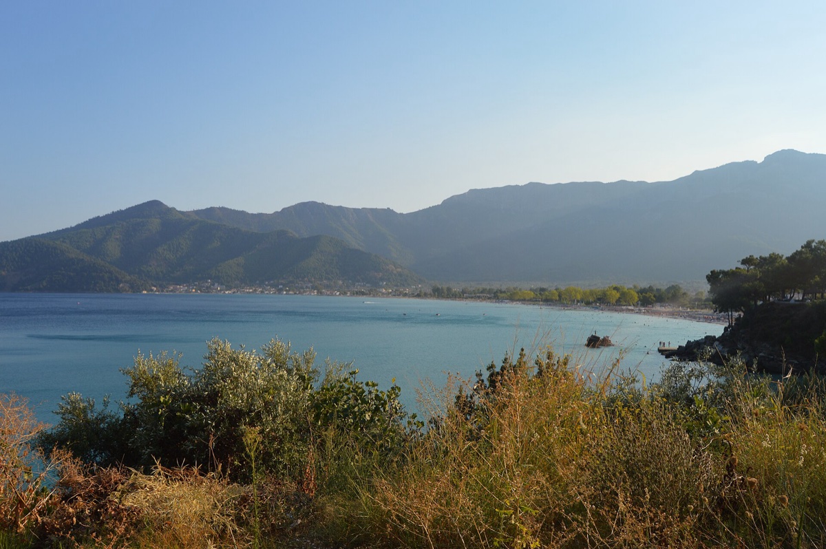 Dlouhá zlatá pláž Golden Beach v zátoce Skala Potamia s horami v pozadí na Thassosu