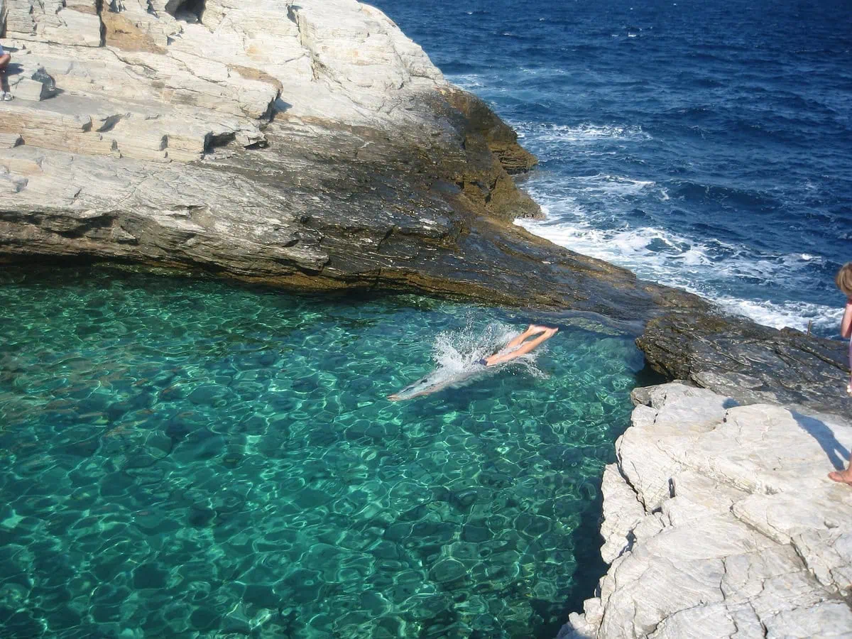 Den naturliga klipppoolen Giola med turkost vatten omgiven av vita klippor ovanför havet på Thassos