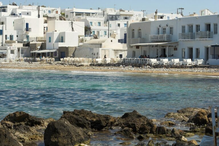 Bílé domky a uličky malebné vesnice Naoussa na ostrově Paros