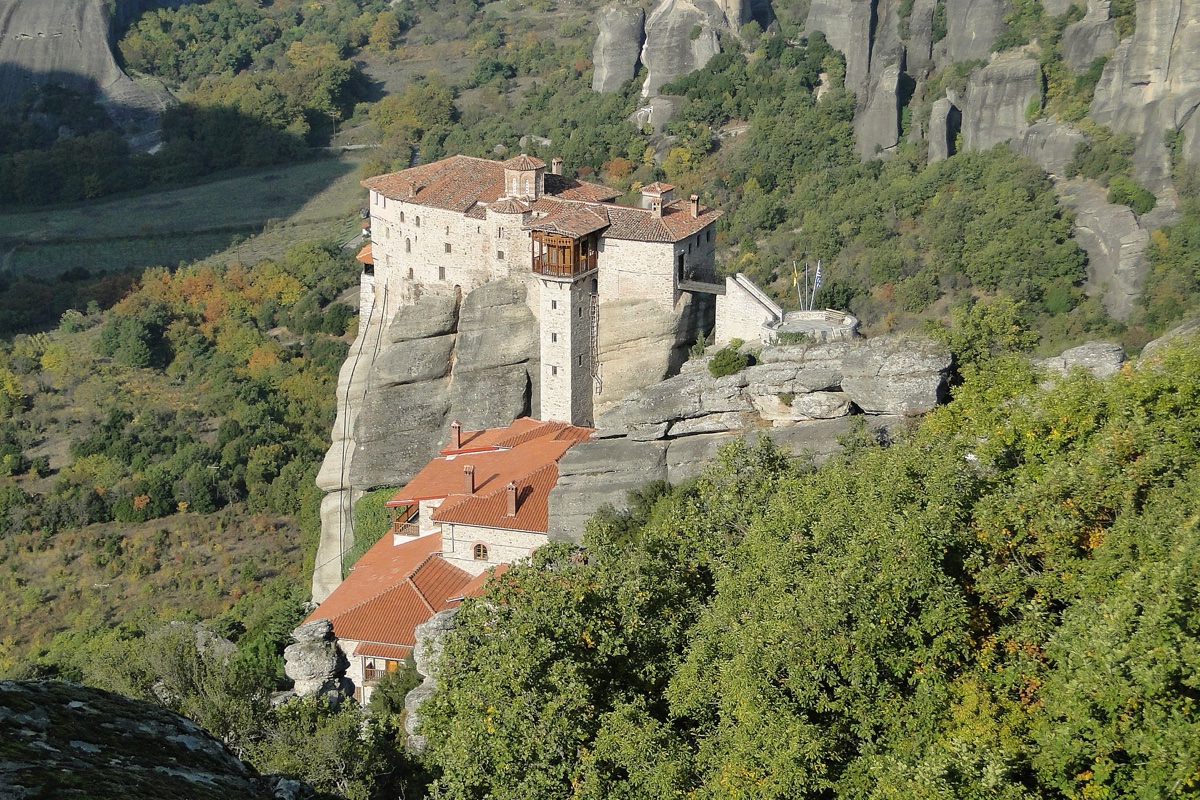 Klášter Roussanou usazený na úzké skále obklopený hustou zelení