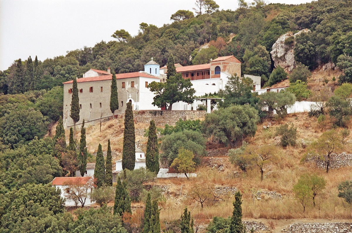 Klášter na zeleném svahu hory Palouki nad městem Skopelos