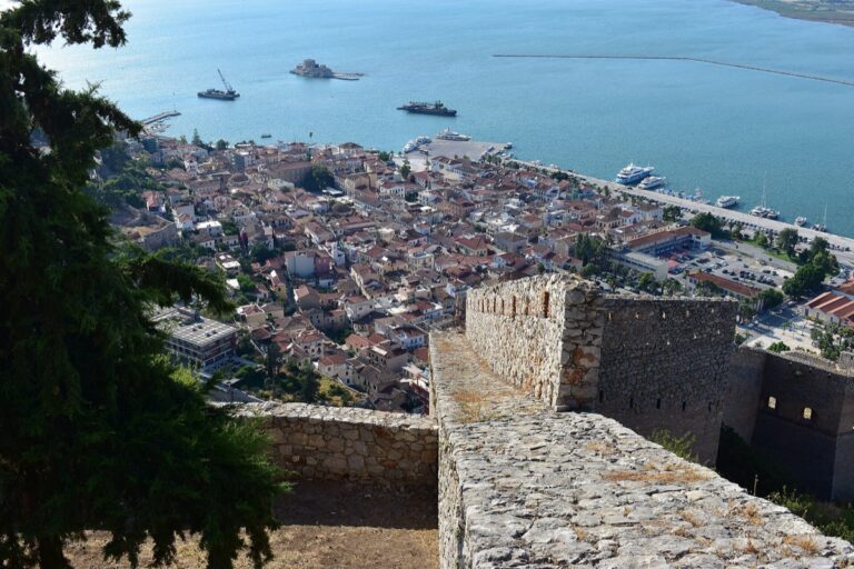 Pohled z pevnosti Palamidi na mesto Nafplio, zaliv a ostruvkovou pevnost Bourtzi