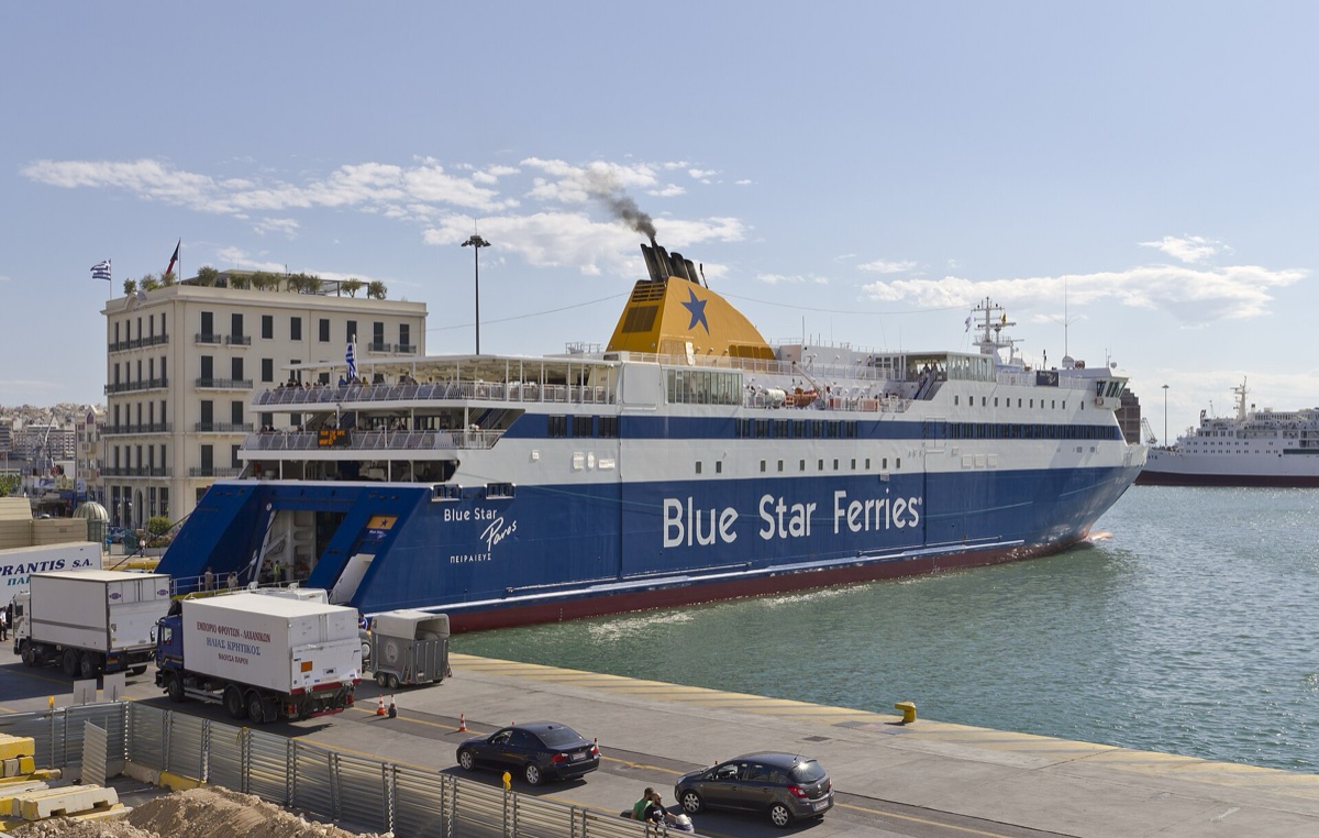 Trajekt Blue Star Ferries kotvící v athénském přístavu Pireus, nakládání kamionů