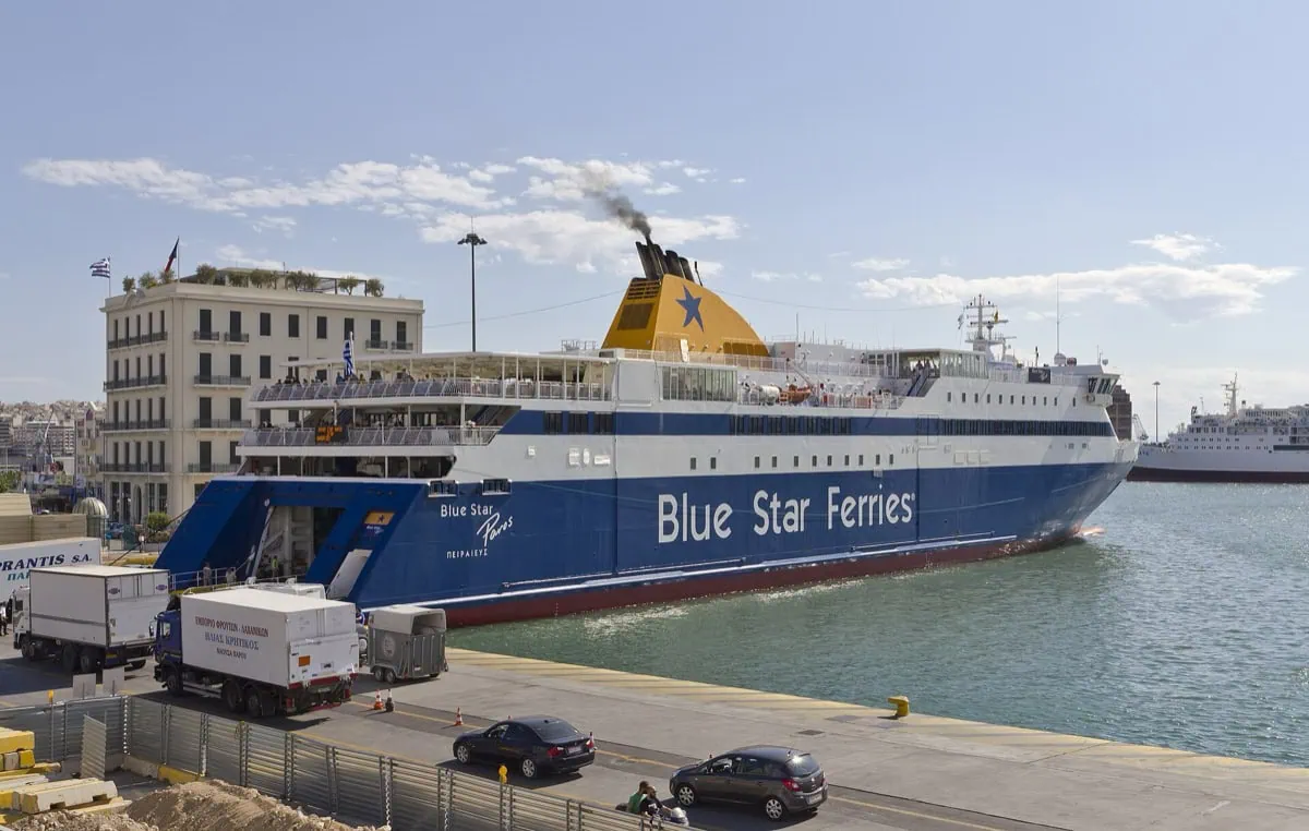 Prom Blue Star Ferries zacumowany w ateńskim porcie Pireus, załadunek ciężarówek