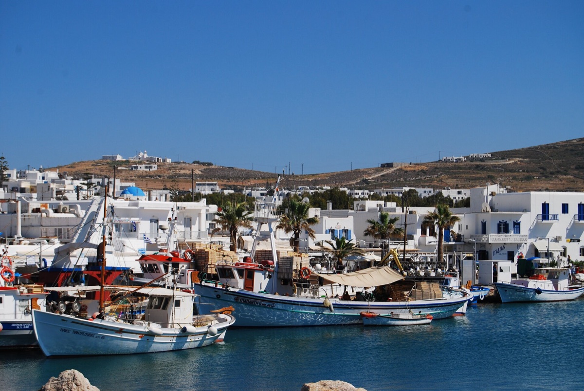 Bílé kykladské domy a rybářské lodě v přístavu Naoussa na ostrově Paros