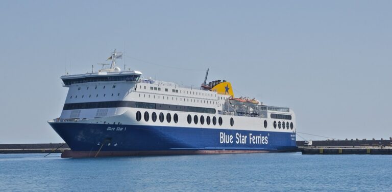 Velký trajekt Blue Star Ferries na klidném moři u řeckého přístavu