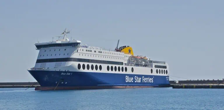 Velký trajekt Blue Star Ferries na klidném moři u řeckého přístavu