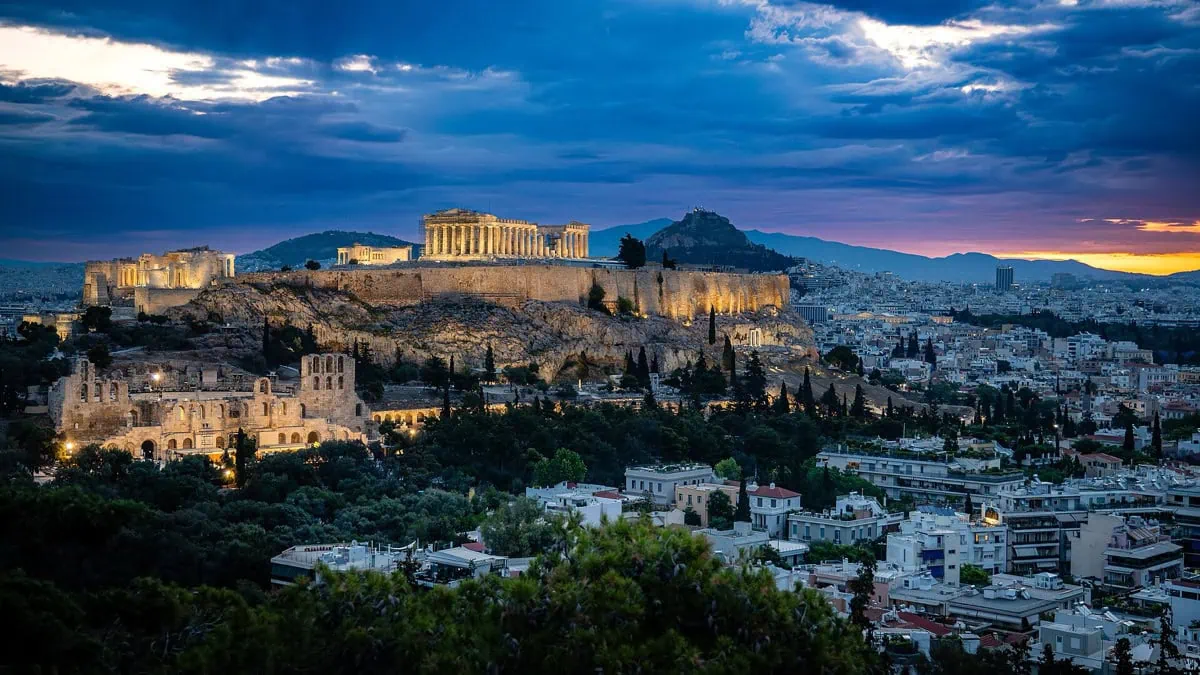 Panorama di Atene con l'Acropoli illuminata al crepuscolo