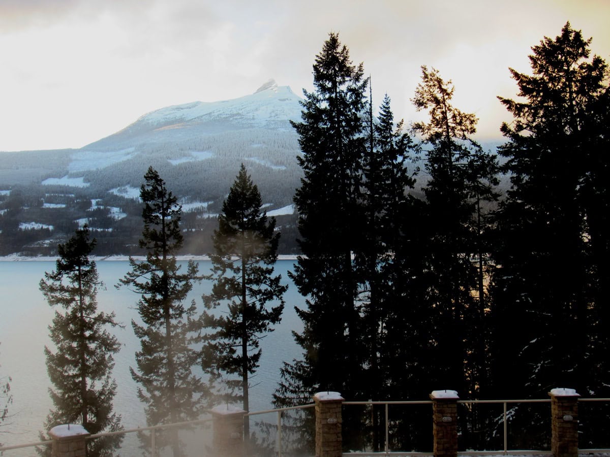 Revelstoke, Canada: 12 lucruri de văzut și de făcut (Heritage City și Meadows in the Sky) 13 Băile termale Halcyon Hot Springs cu vedere la lac lângă Revelstoke