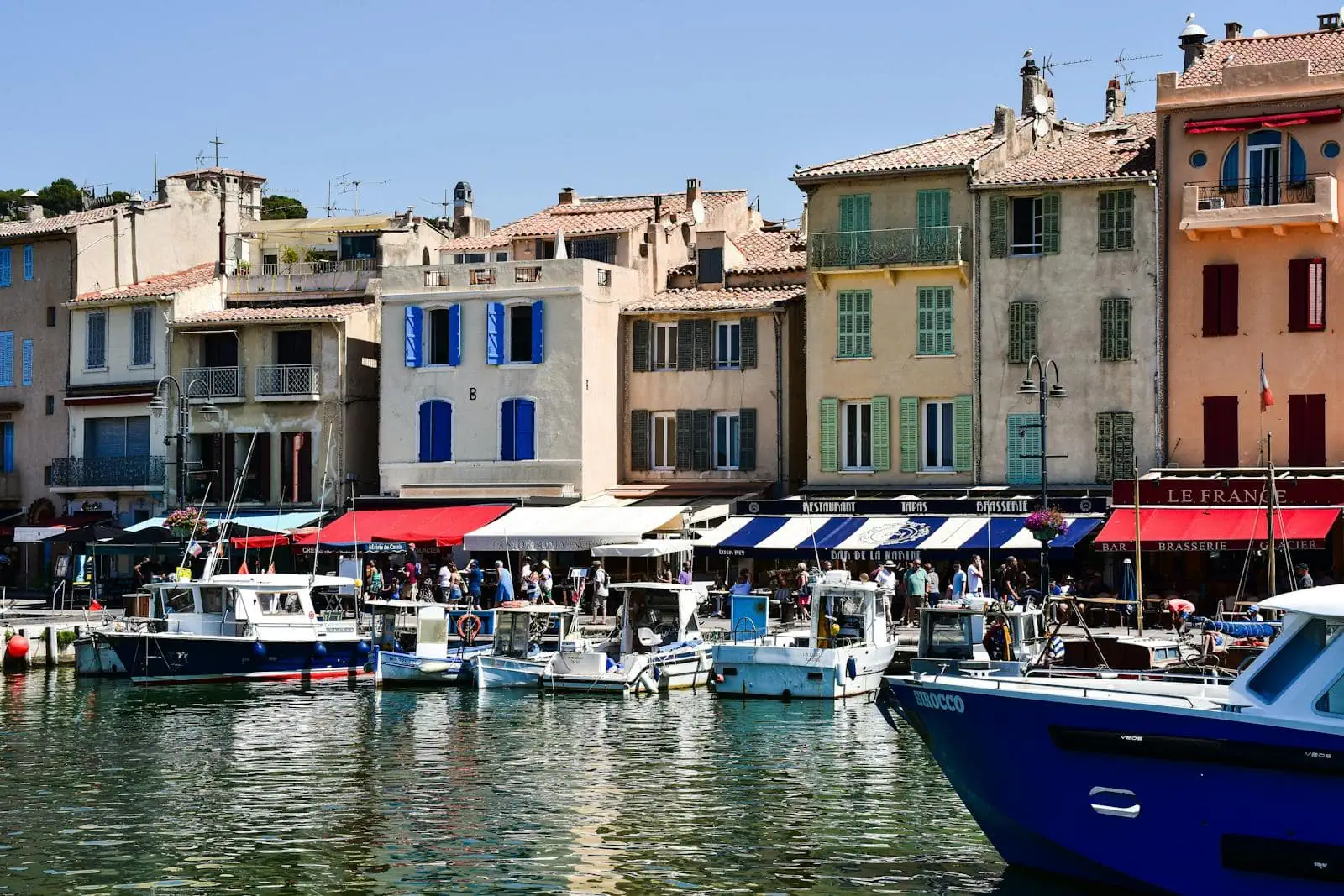 Provensalsko, Francúzsko: 14 tipov, čo vidieť a robiť v roku 2026 9 Prístav Cassis pod útesom Cap Canaille