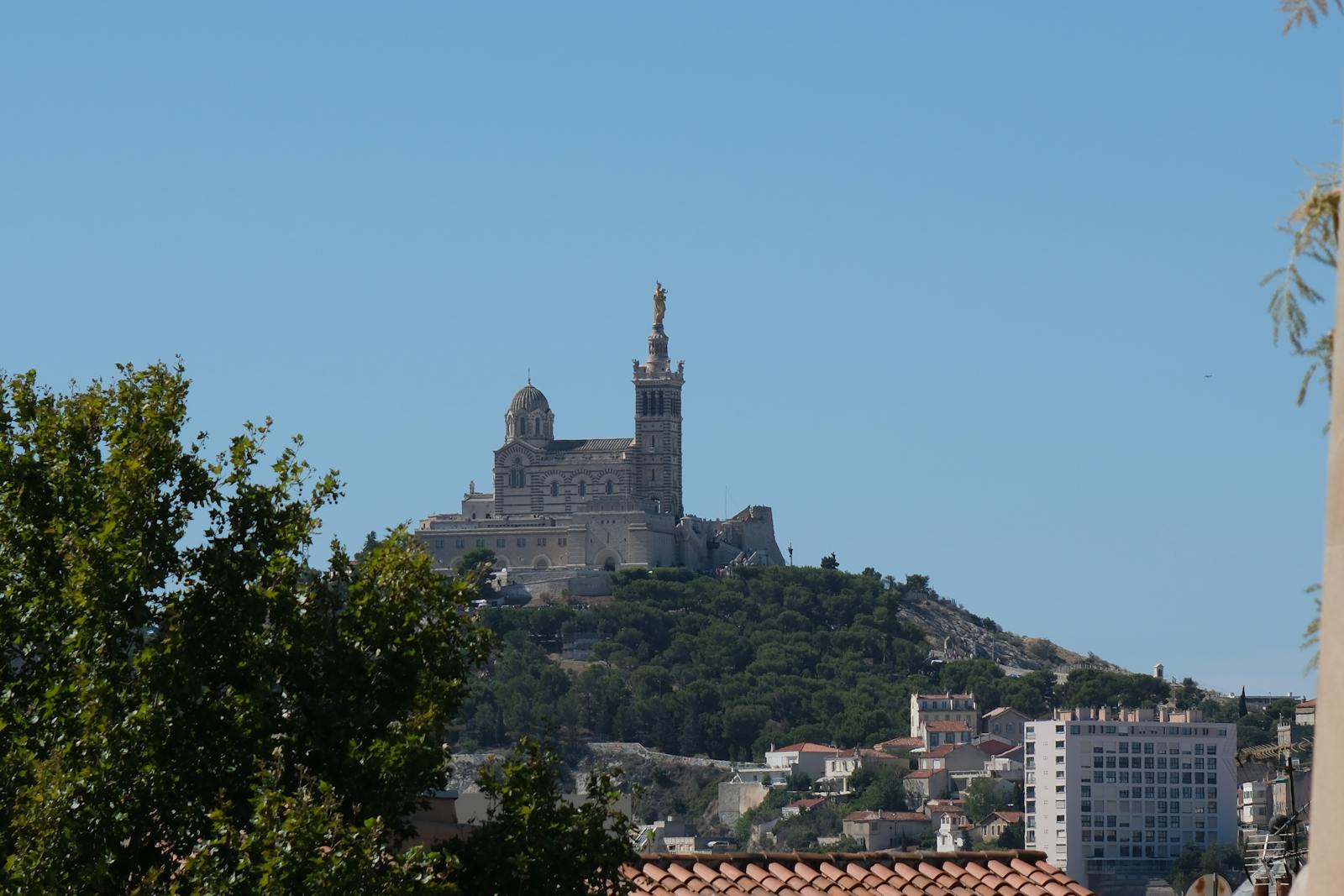 Provence, Frankreich: 14 Tipps für Sehenswürdigkeiten 2026 6 Blick auf Marseille von der Basilika Notre-Dame de la Garde