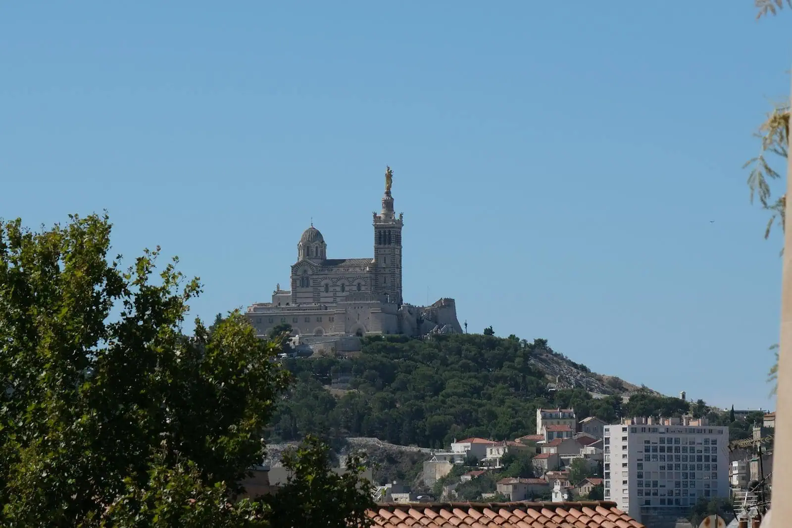 Provensalsko, Francúzsko: 14 tipov, čo vidieť a robiť v roku 2026 6 Výhľad na Marseille od baziliky Notre-Dame de la Garde