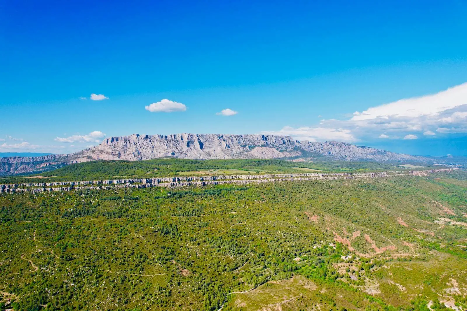Provensalsko, Francúzsko: 14 tipov, čo vidieť a robiť v roku 2026 11 Hora Montagne Sainte-Victoire, ktorú maľoval Cézanne