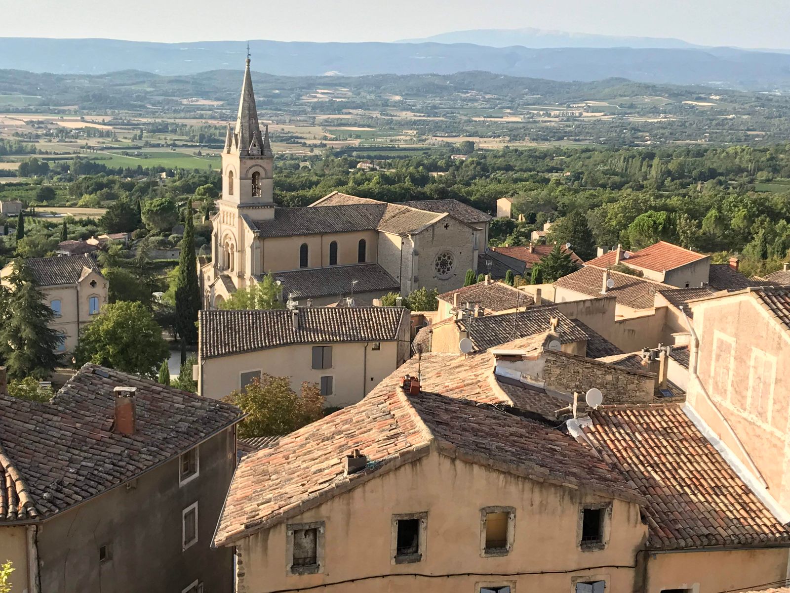 Provence, Frankreich: 14 Tipps für Sehenswürdigkeiten 2026 4 Malerisches Dorf im Luberon-Gebirge