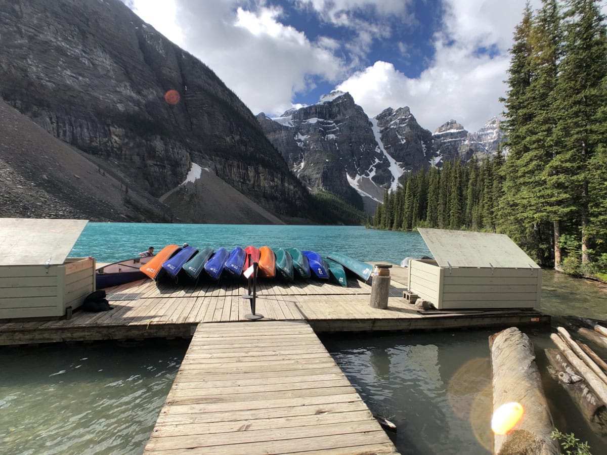 Moraine Lake și Lake Louise shuttle 2026: ghid complet pas cu pas 15 Canoe pe suprafața turcoaz a lacului Moraine Lake sub Valley of the Ten Peaks
