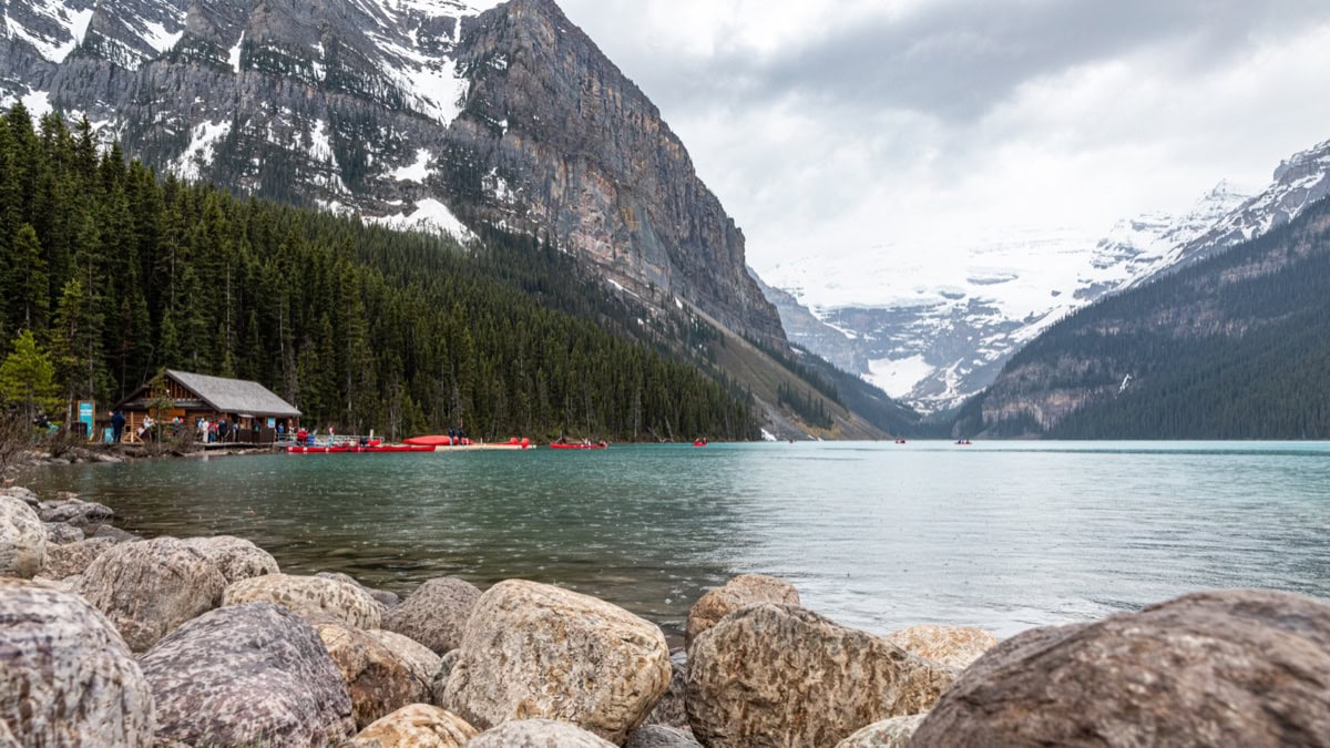 Moraine Lake și Lake Louise shuttle 2026: ghid complet pas cu pas 12 Lacul Lake Louise cu hotelul și munții din parcul național Banff
