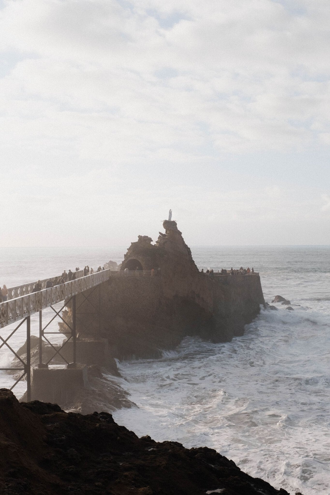 Biarritz și Țara Bascilor franceză: 13 sfaturi în 2026 5 Rocher de la Vierge cu podul din Biarritz