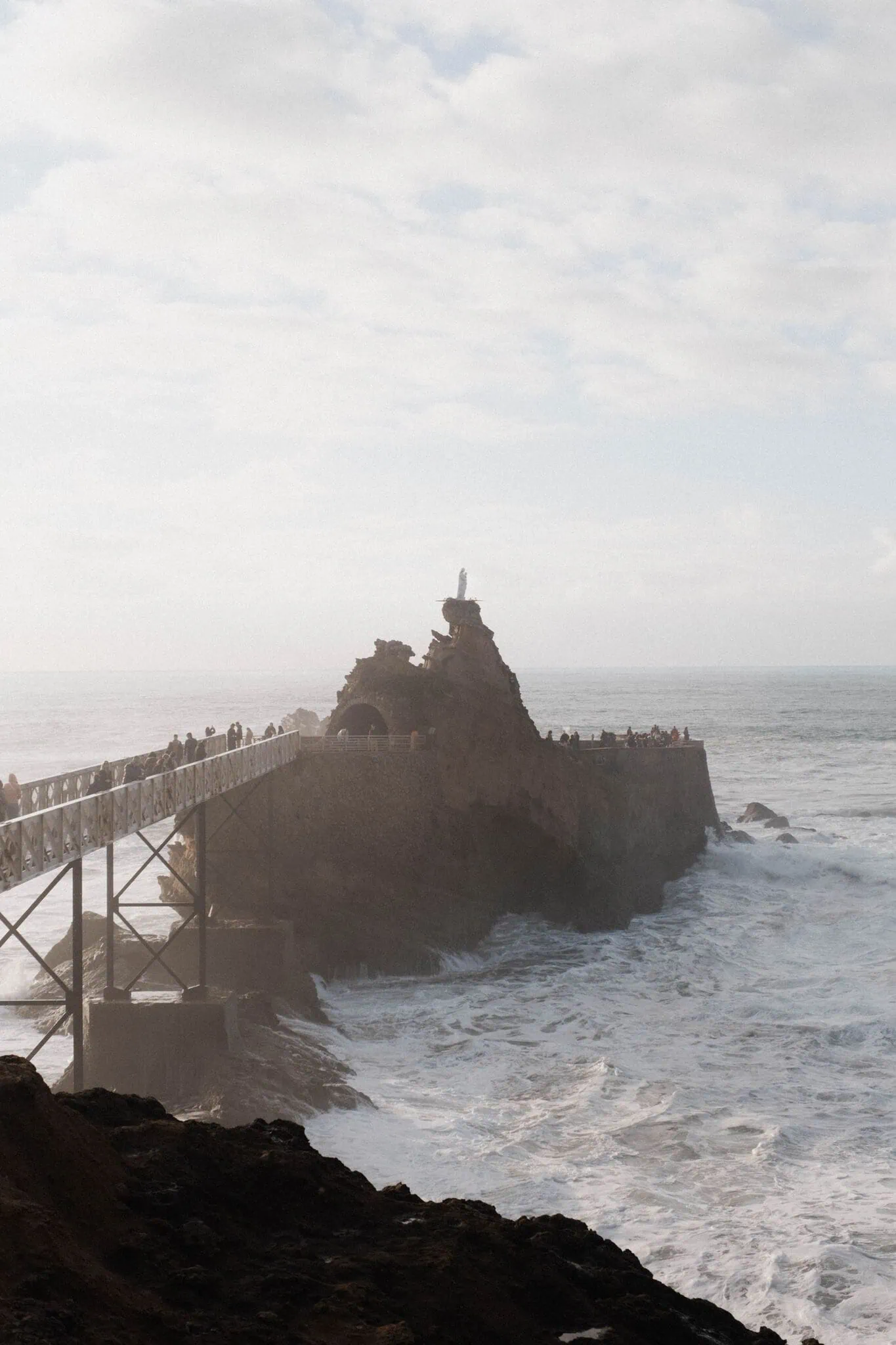 Biarritz und das französische Baskenland: 13 Tipps für 2026 5 Rocher de la Vierge mit Steg in Biarritz
