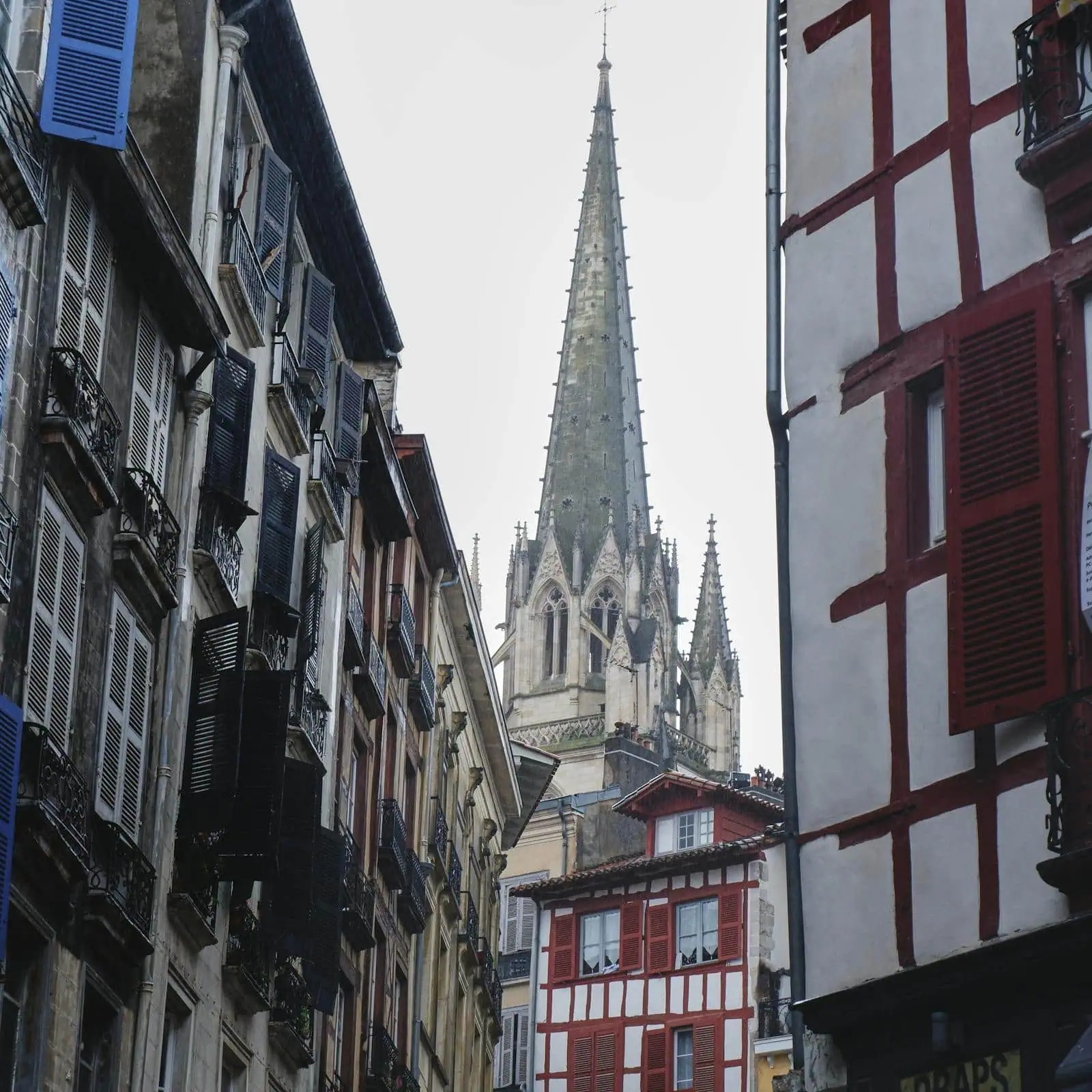 Biarritz und das französische Baskenland: 13 Tipps für 2026 8 Fachwerkhäuser und Kathedrale in Bayonne