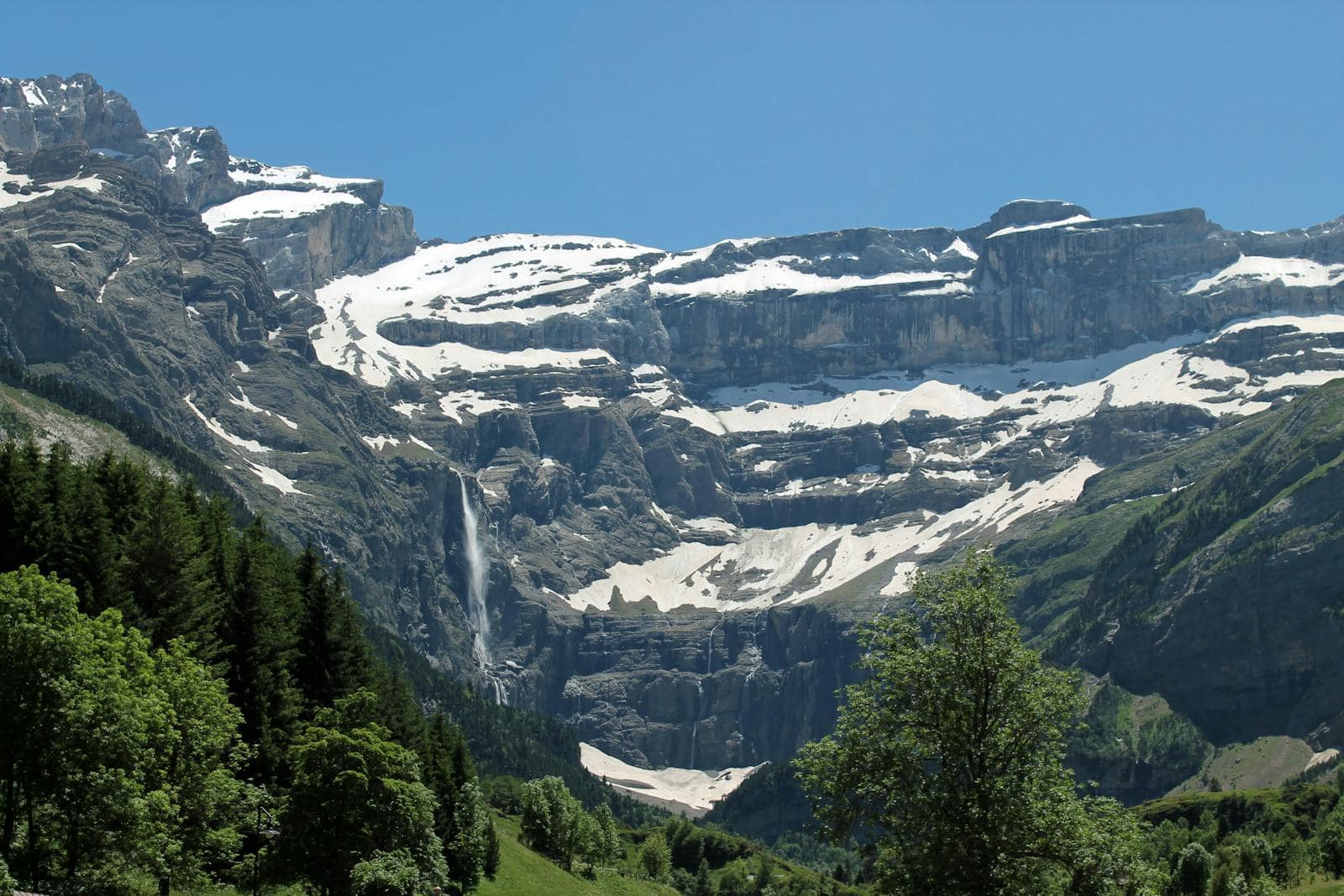 Biarritz și Țara Bascilor franceză: 13 sfaturi în 2026 13 Cirque de Gavarnie cu vârfuri înzăpezite