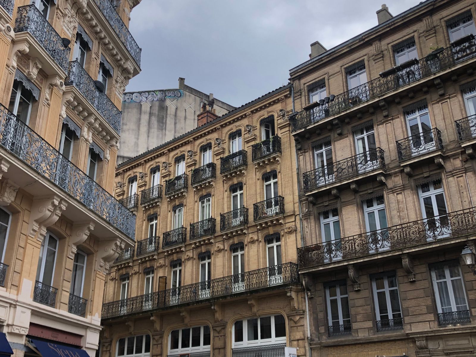 Historicke domy s kovanymi balkony v Toulouse