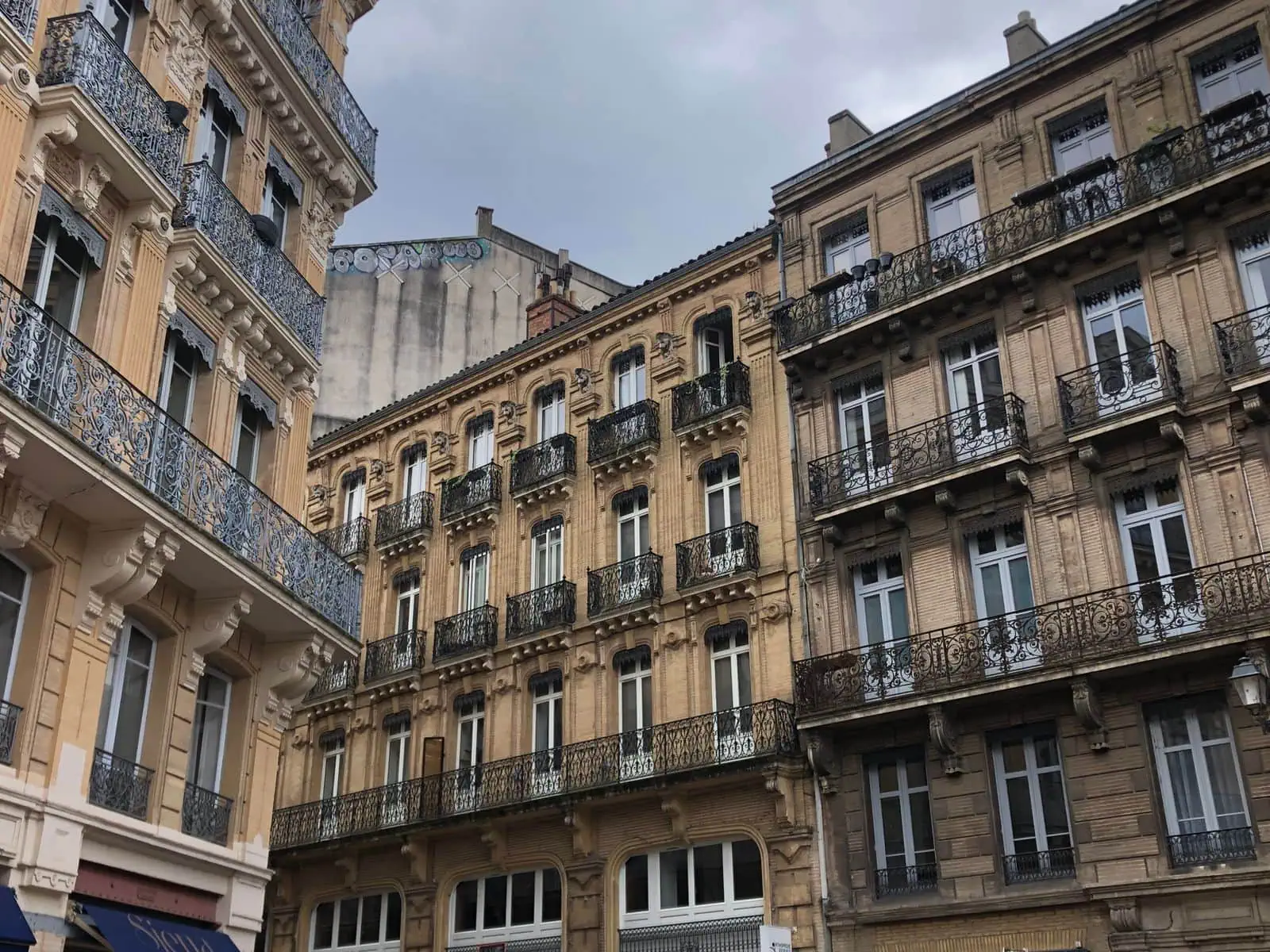 Toulouse, Frankrijk: 13 tips voor wat te zien en doen in 2026 3 Historische huizen met smeedijzeren balkons in Toulouse