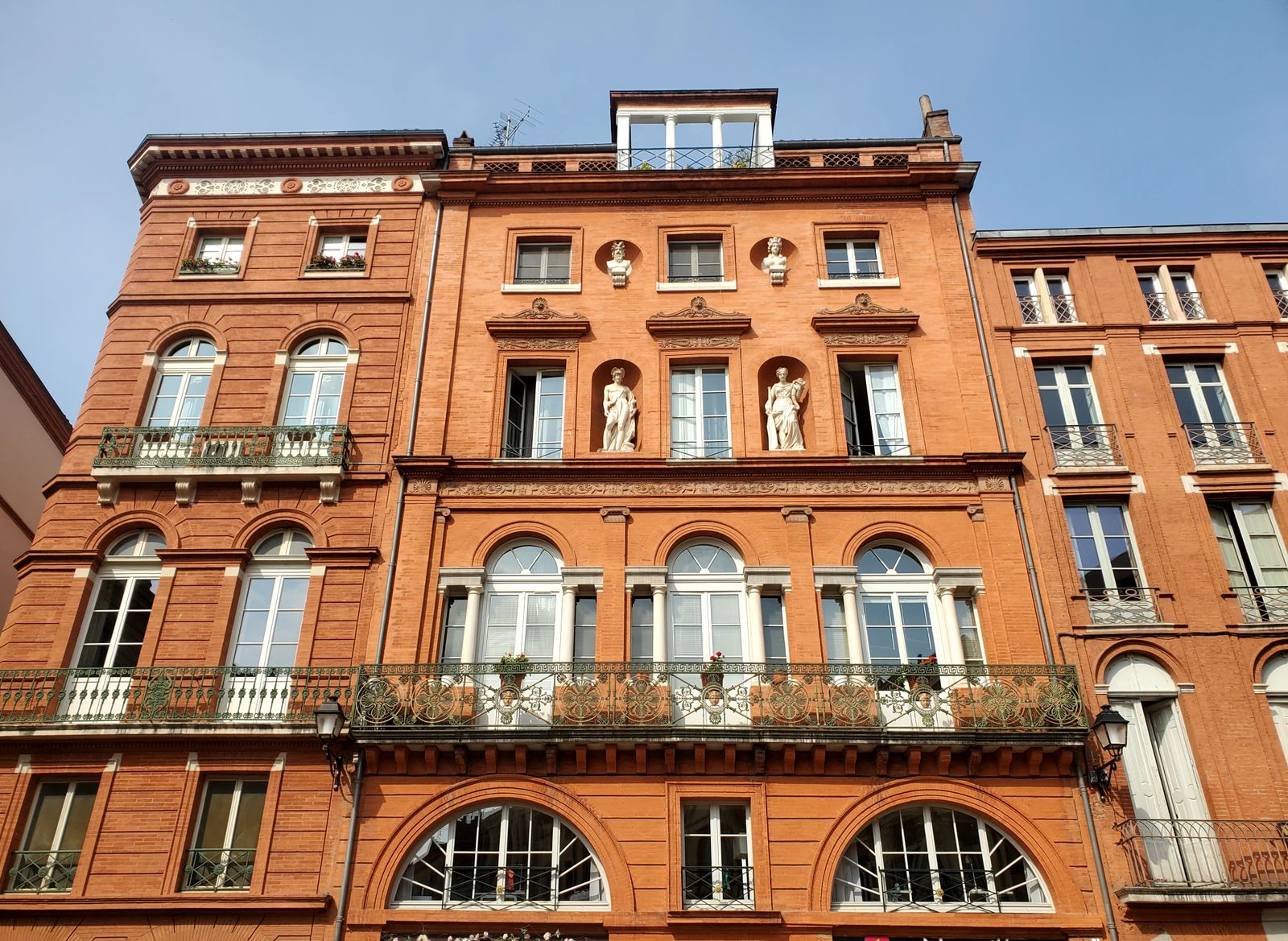 Ruzove cihlove fasady na Place de la Trinite v Toulouse