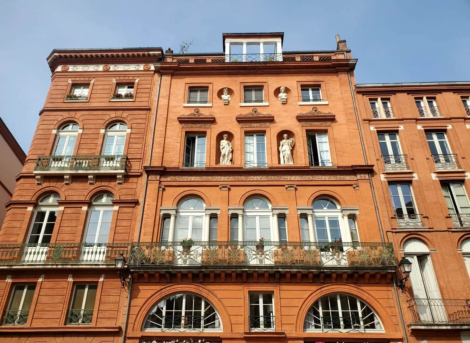 Toulouse, Frankrijk: 13 tips voor wat te zien en doen in 2026 4 Roze bakstenen gevels aan de Place de la Trinite in Toulouse
