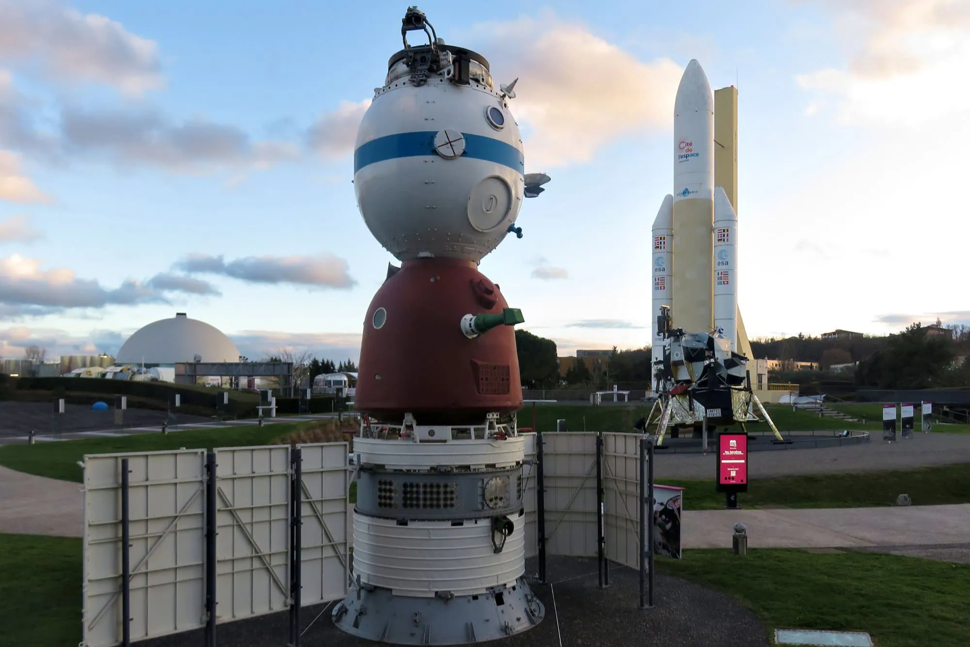 Toulouse, Frankrijk: 13 tips voor wat te zien en doen in 2026 8 Raketten in de Cite de l espace in Toulouse