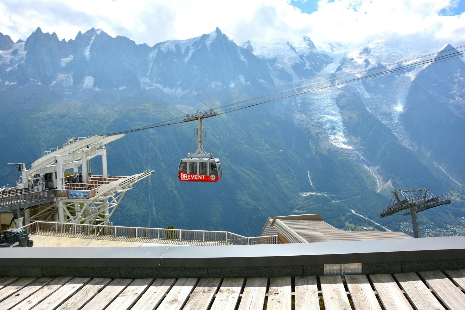 Chamonix Ranska: 13 vinkkiä, mitä nähdä ja kokea 2026 8 Le Bréventin hissi ja näkymä vuoristoon