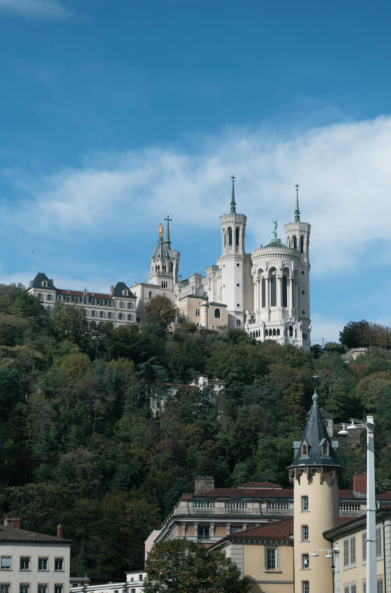 Lyon, Franța: 14 lucruri de văzut și făcut în 2026 6 Bazilica Notre-Dame de Fourvière deasupra Lyonului