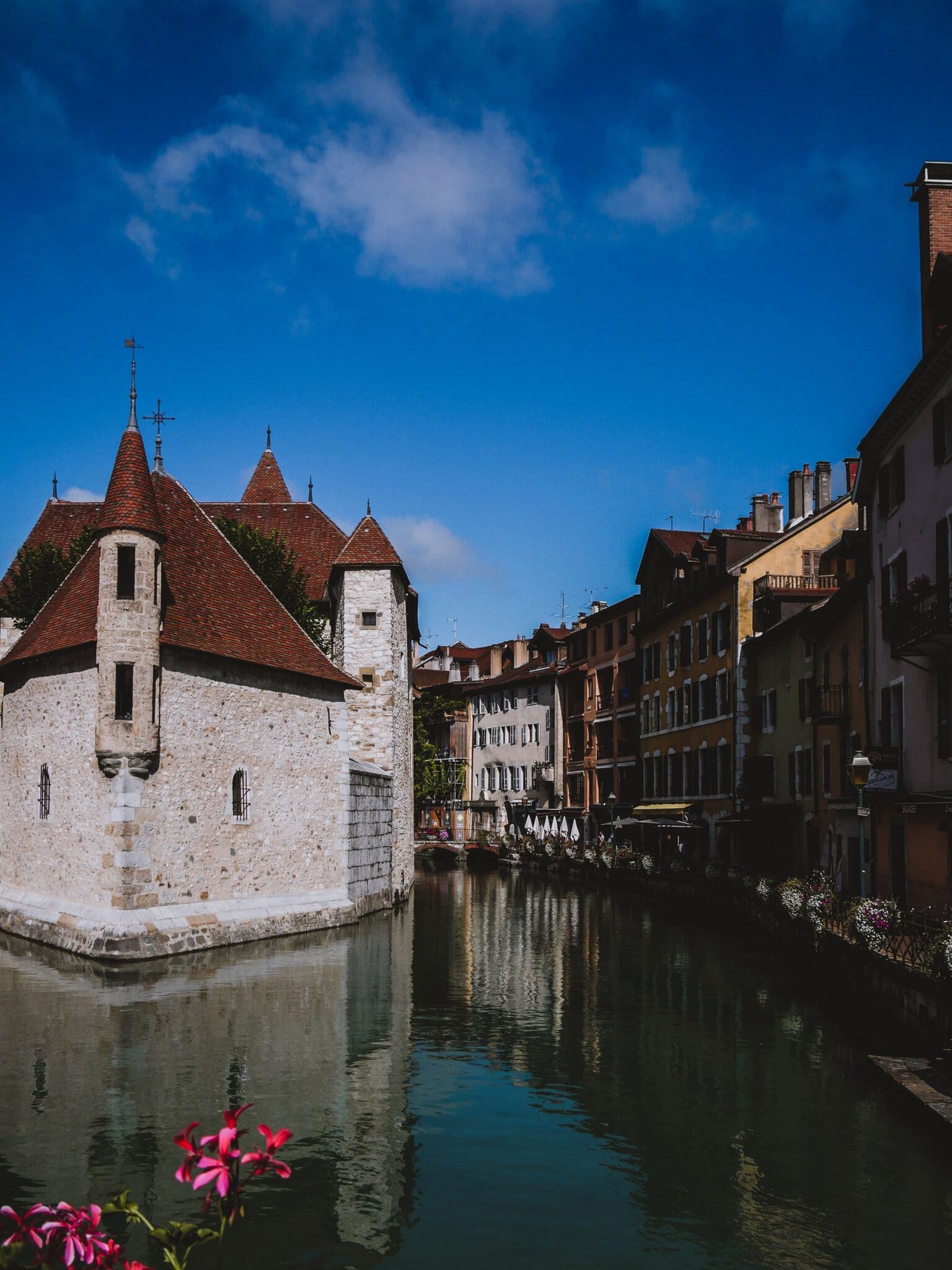Annecy, Franța: 12 sfaturi pentru Veneția Alpilor în 2026 6 Palais de l'Île și labirintul de canale