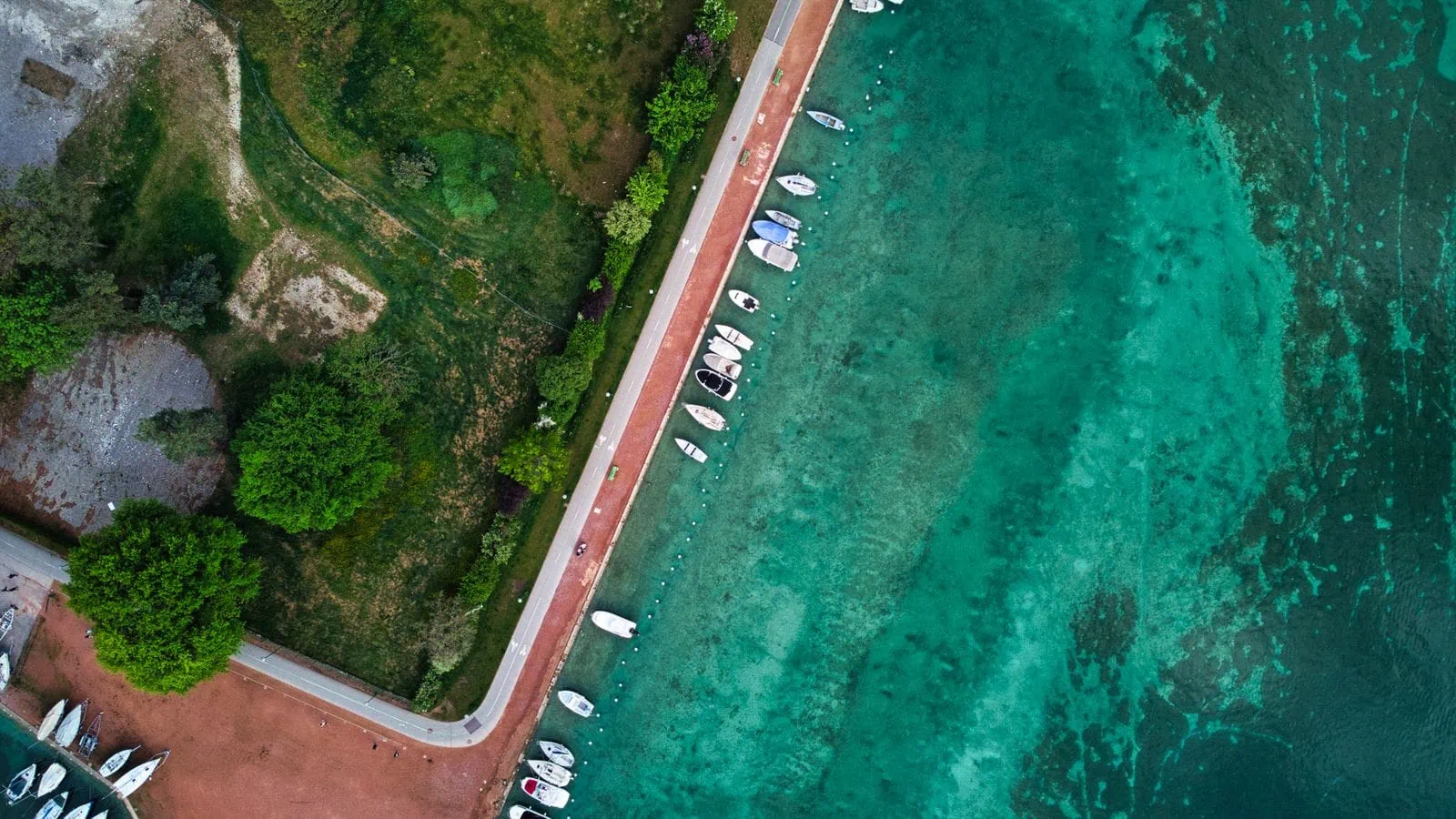 Annecy, Francia: 12 imprescindibles de la Venecia de los Alpes en 2026 7 El milagro turquesa llamado Lac d'Annecy