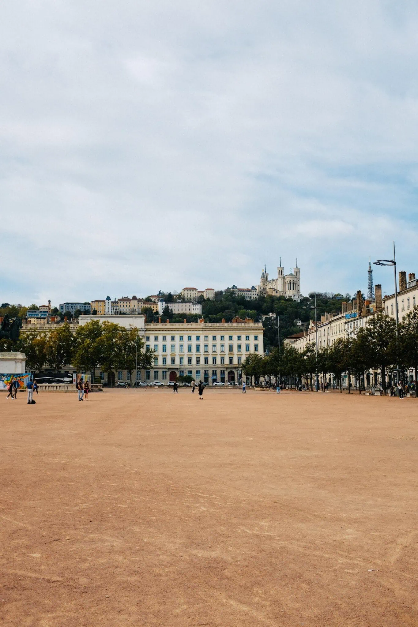 Lione, Francia: 14 consigli su cosa vedere e fare nel 2026 8 Place Bellecour sulla penisola Presqu'île