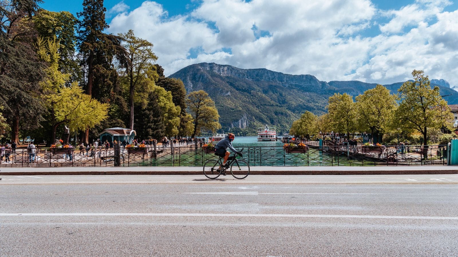 Annecy, Franța: 12 sfaturi pentru Veneția Alpilor în 2026 10 Cu bicicleta pe pista Voie Verte