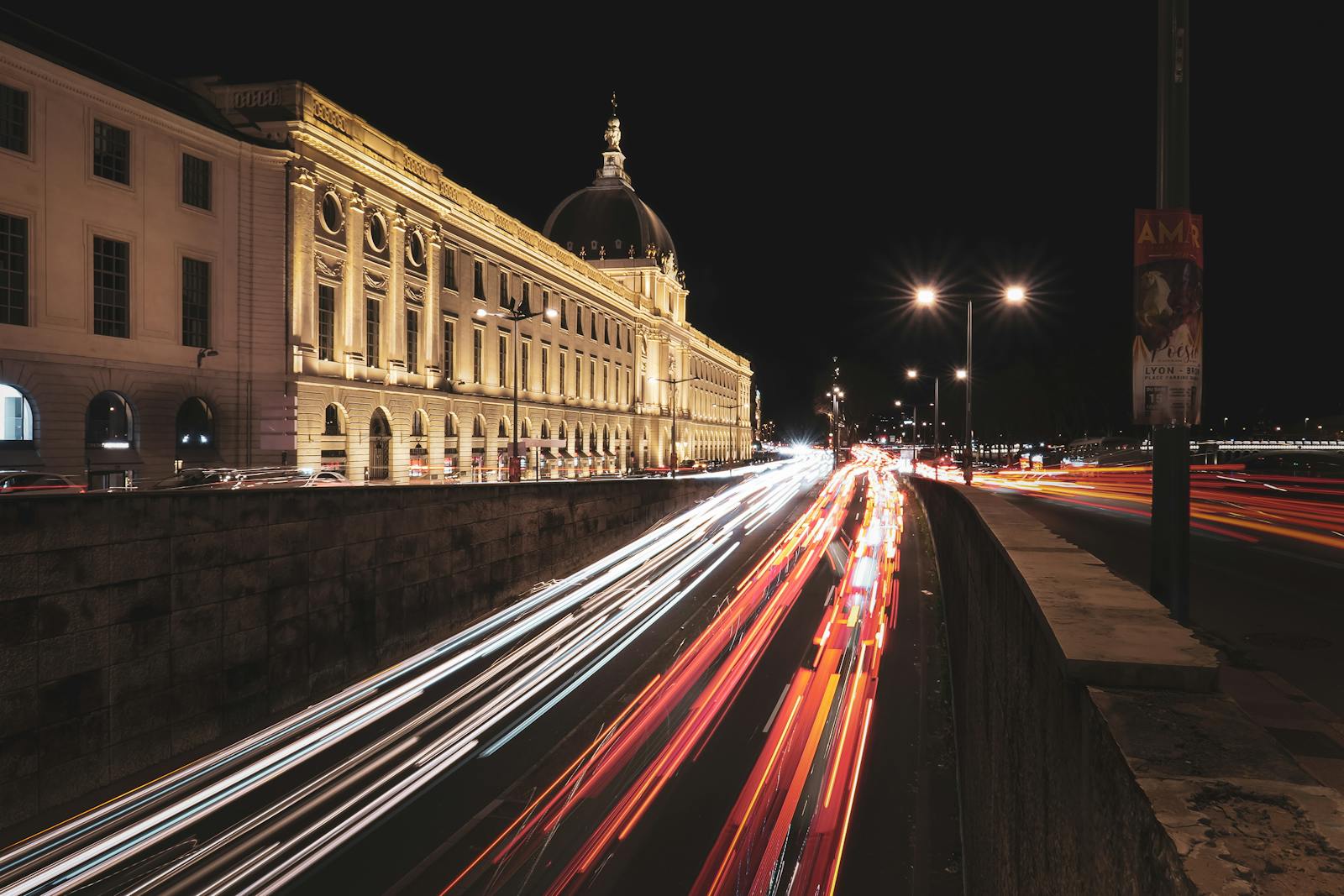 Lyon, Franța: 14 lucruri de văzut și făcut în 2026 13 Hôtel-Dieu iluminat în timpul Sărbătorii Luminilor în Lyon
