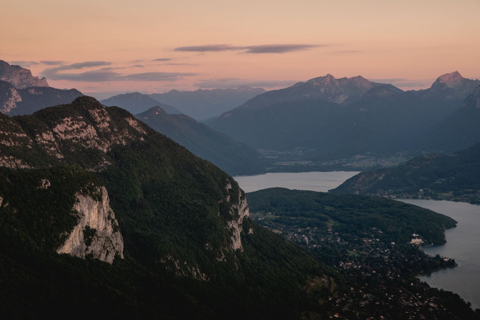 Annecy, Franța: 12 sfaturi pentru Veneția Alpilor în 2026 13 Drumeție pe Mont Veyrier pentru priveliște