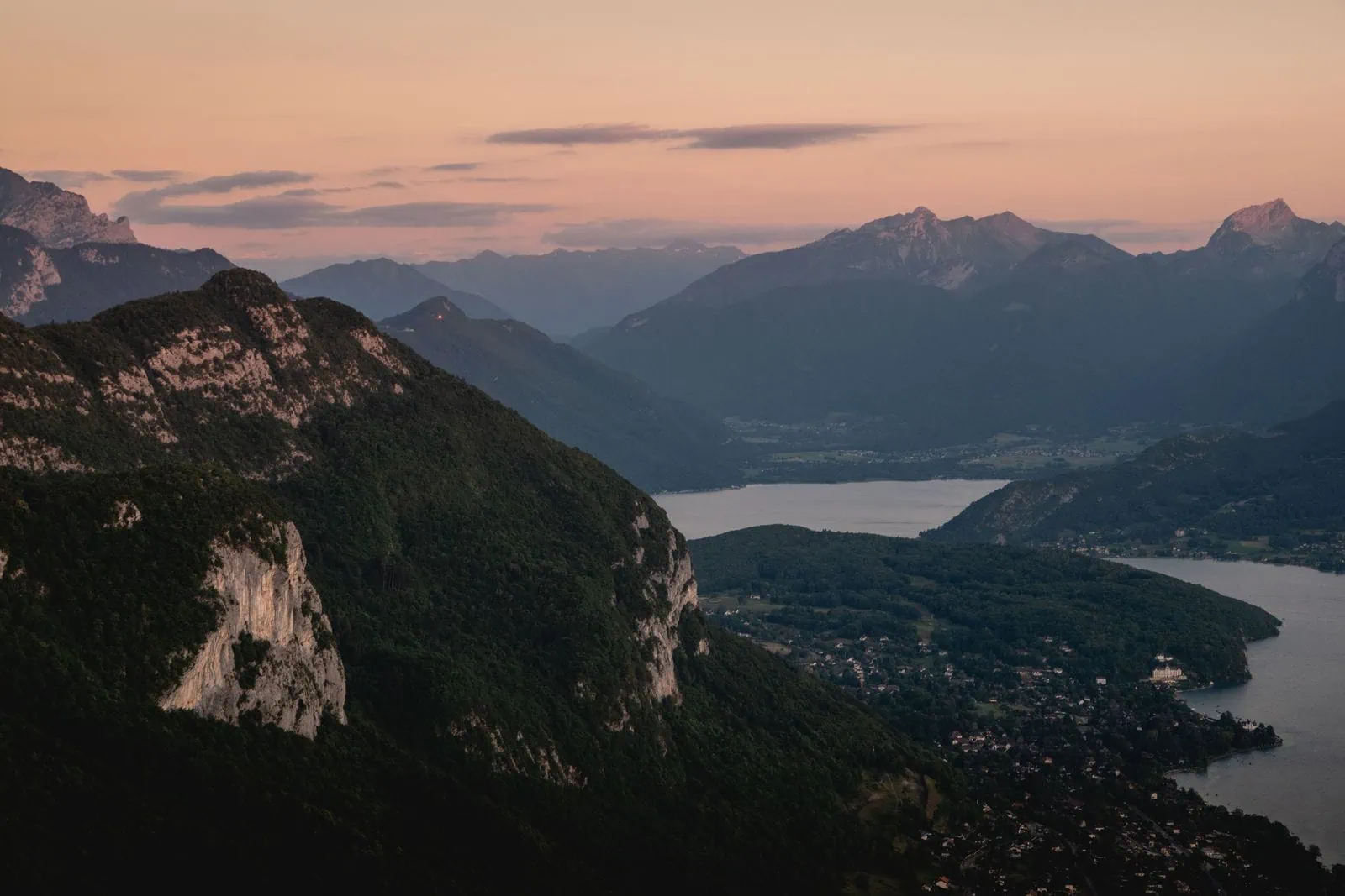 Annecy, Francia: 12 imprescindibles de la Venecia de los Alpes en 2026 13 Ascensión al Mont Veyrier en busca de vistas