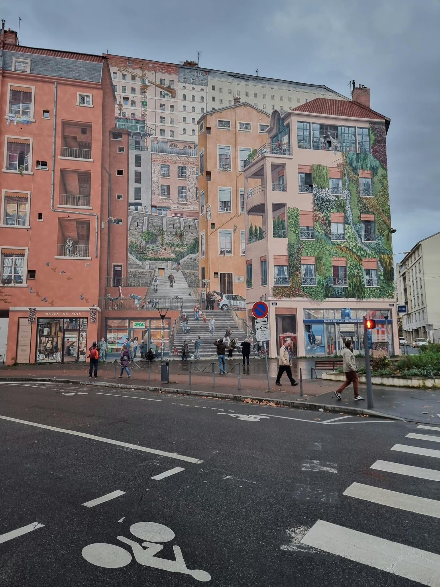 Lyon, Franța: 14 lucruri de văzut și făcut în 2026 14 Pictura murală uriașă Mur des Canuts din Croix-Rousse