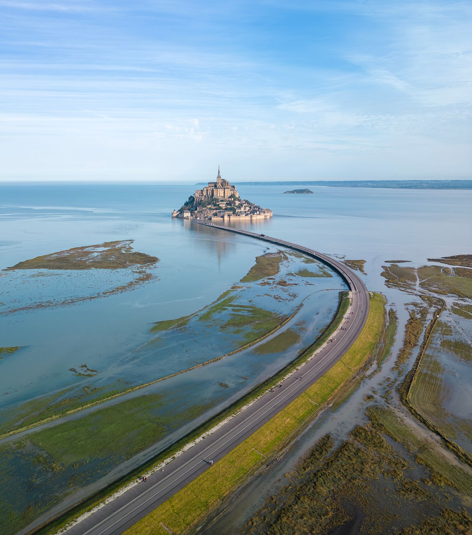 Mont-Saint-Michel, França: 12 dicas + como visitar em 2026 1 Vista aerea do Mont-Saint-Michel e da ponte sobre a baia