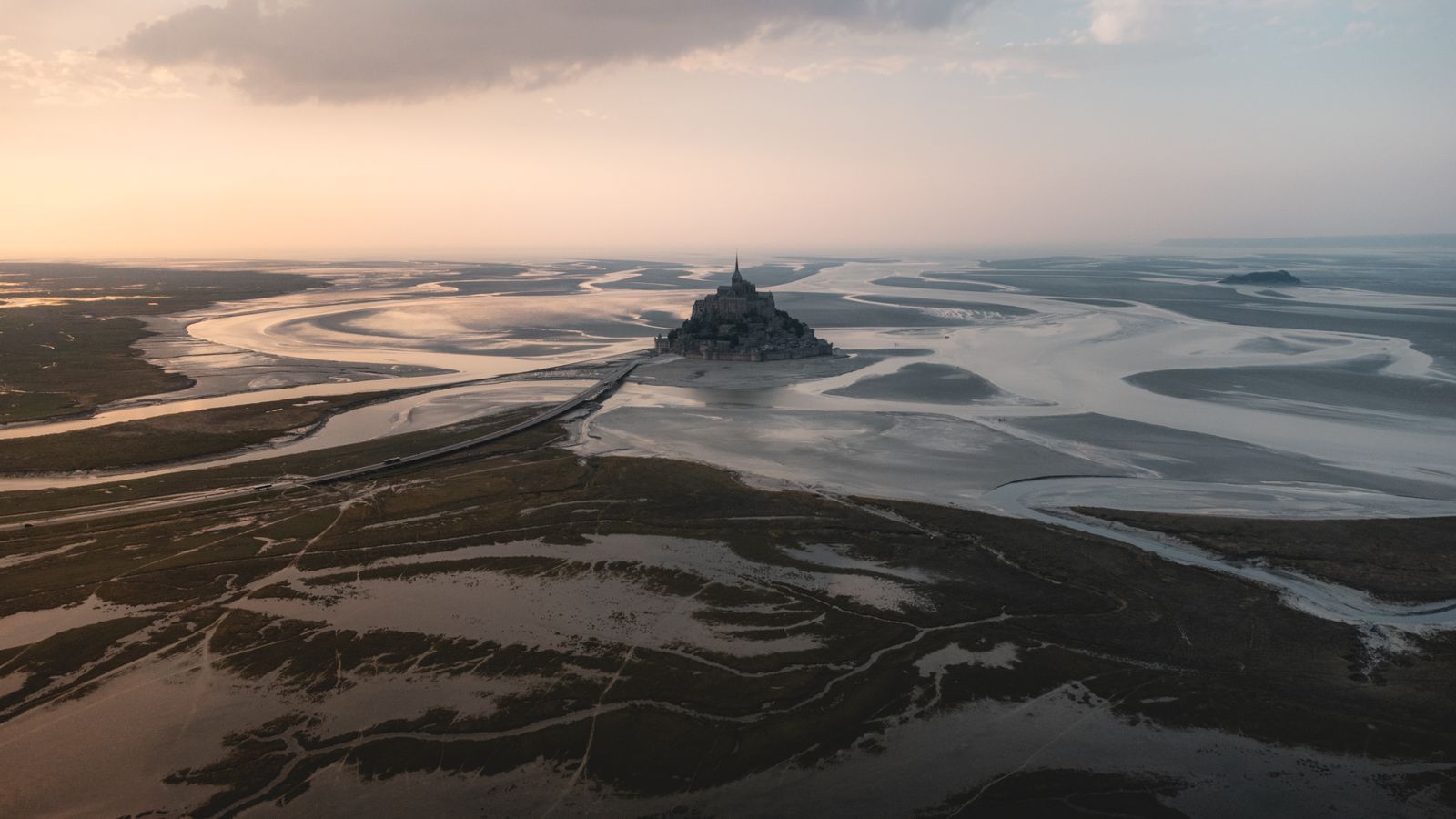Mont-Saint-Michel, França: 12 dicas + como visitar em 2026 2 Baia do Mont-Saint-Michel durante a mare baixa