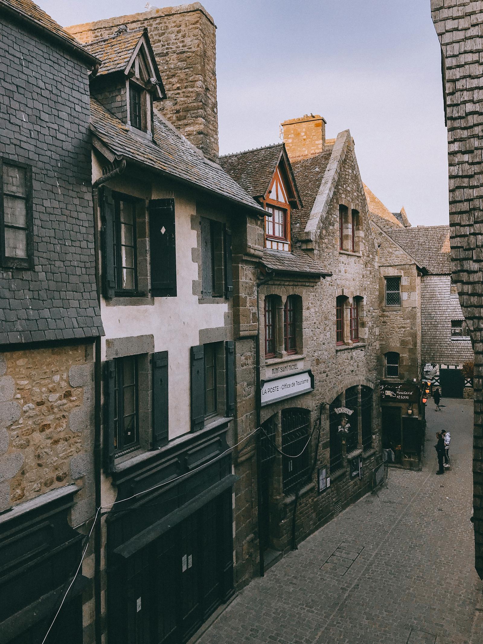 Mont-Saint-Michel, França: 12 dicas + como visitar em 2026 3 Casas de enxaimel e ruela estreita na vila de Mont-Saint-Michel