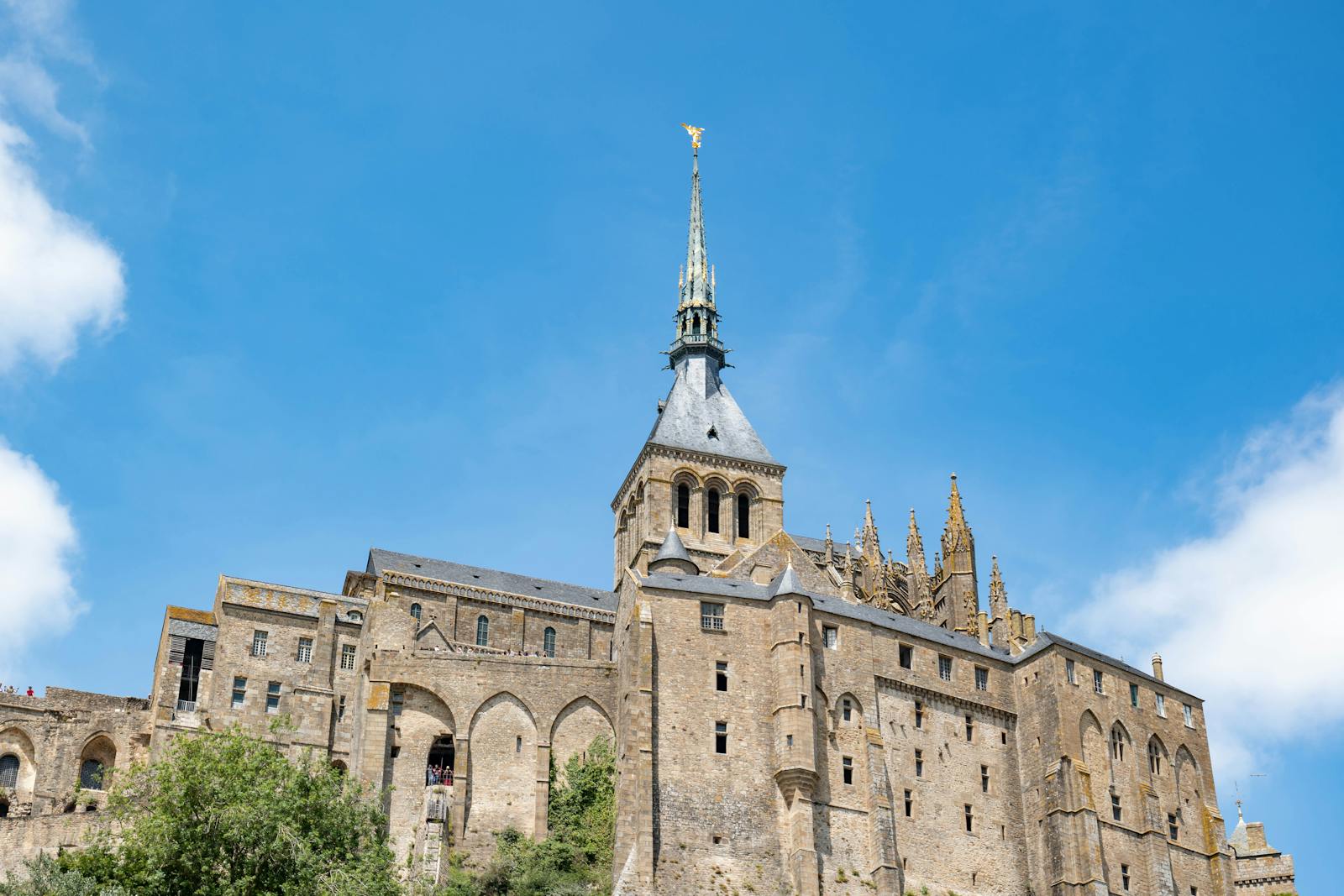 Mont-Saint-Michel, França: 12 dicas + como visitar em 2026 4 Abadia do Mont-Saint-Michel contra o ceu azul