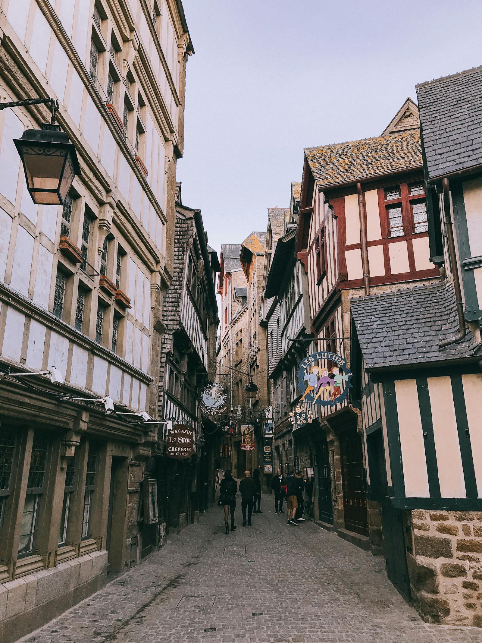 Mont-Saint-Michel, França: 12 dicas + como visitar em 2026 7 Ruela calcada Grande Rue em Mont-Saint-Michel