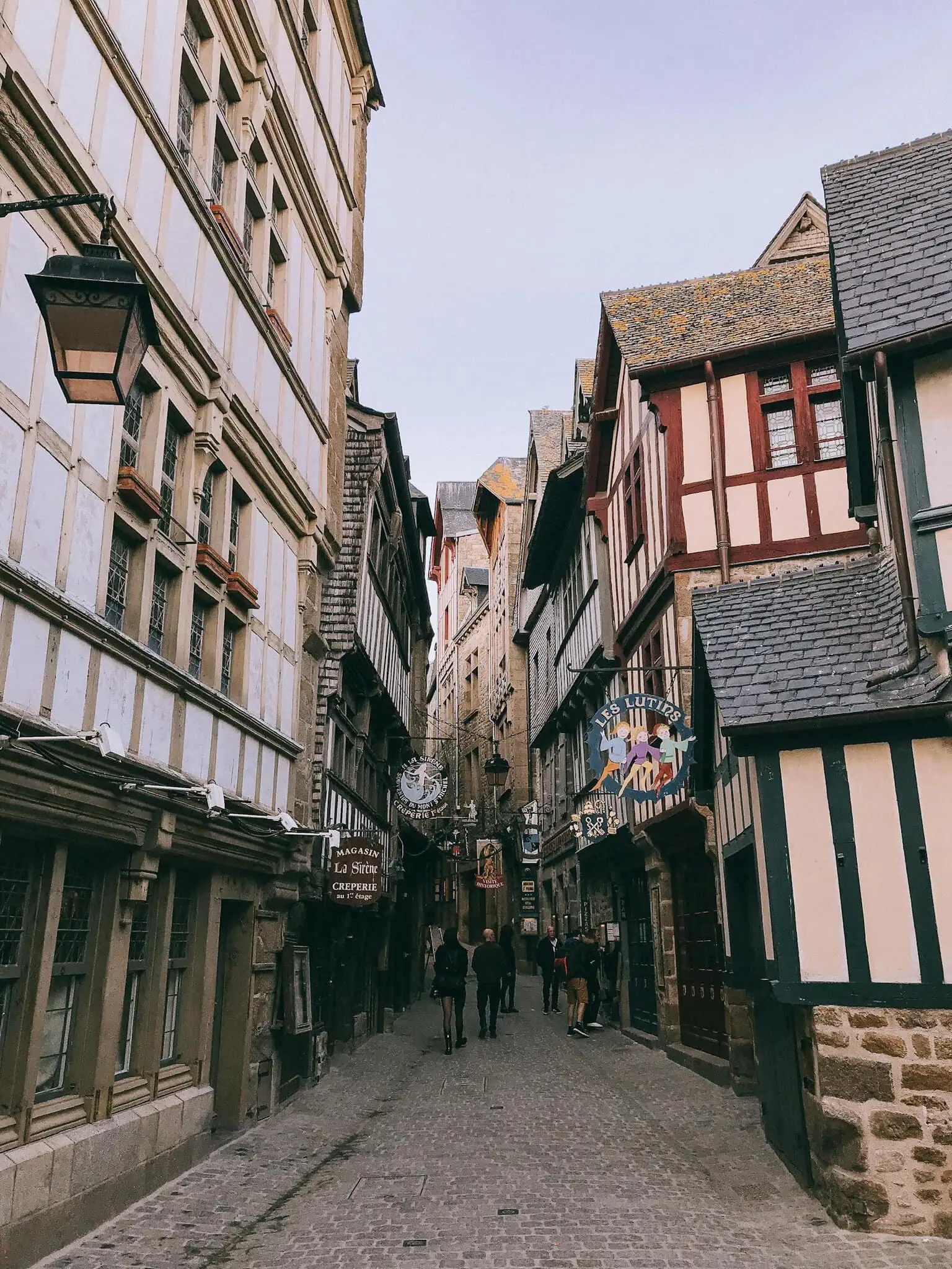 Mont-Saint-Michel, Franciaország: 12 tipp + hogyan látogasd meg 2026-ban 7 A Grande Rue kovezett utcacska a Mont-Saint-Michelben