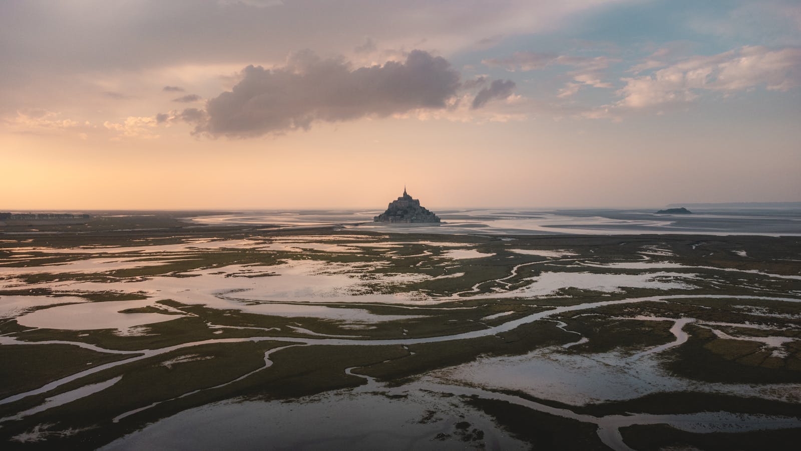 Mont-Saint-Michel, França: 12 dicas + como visitar em 2026 8 Mare cheia e mare baixa na baia de Mont-Saint-Michel ao entardecer